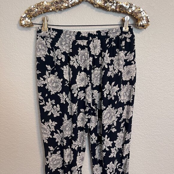 Brandy Melville Black and White Floral Joggers Women - Picture 3 of 10